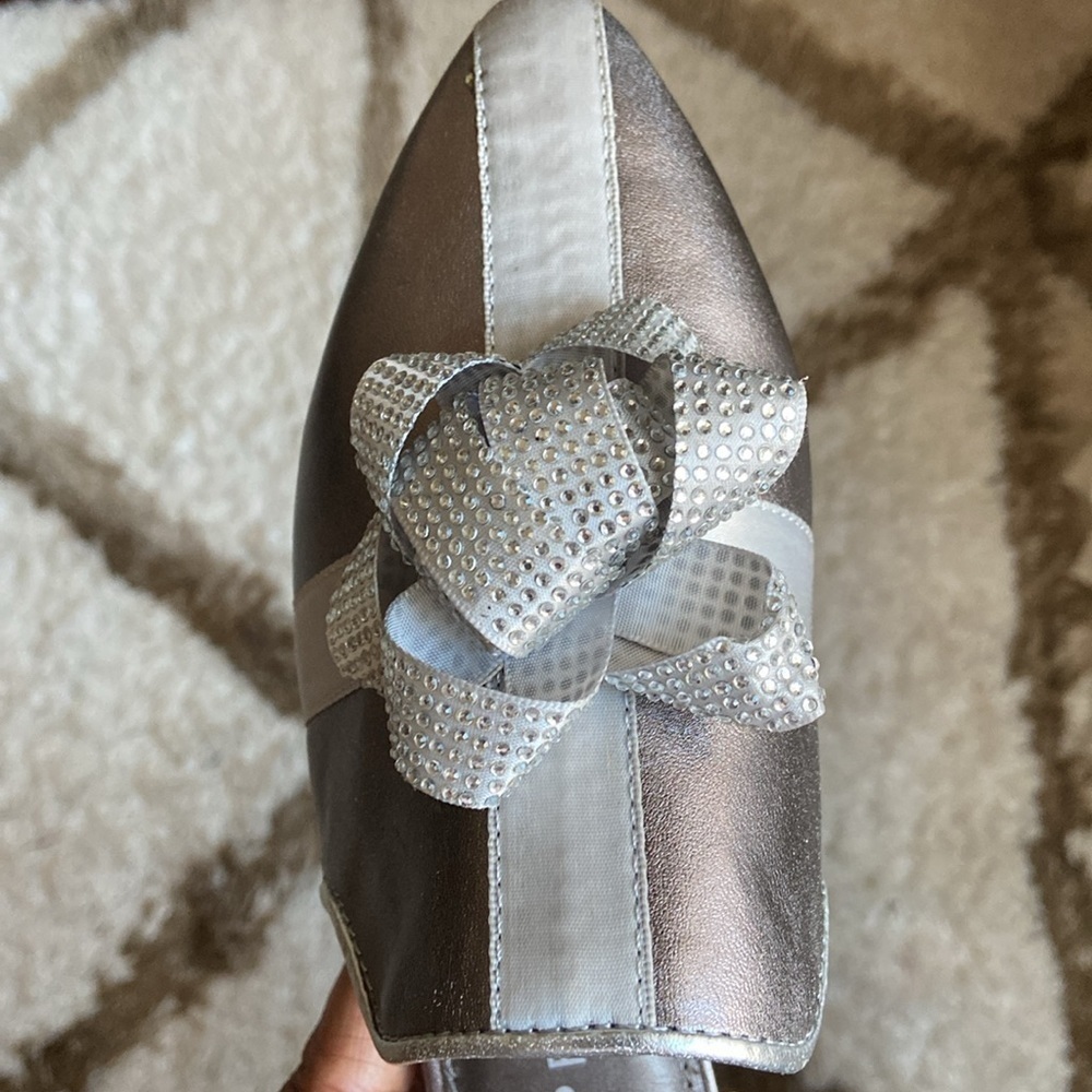 Katy Perry Collections The Stephanie Silver Gift Wrap Bow Mules Slippers Flats - Picture 4 of 9
